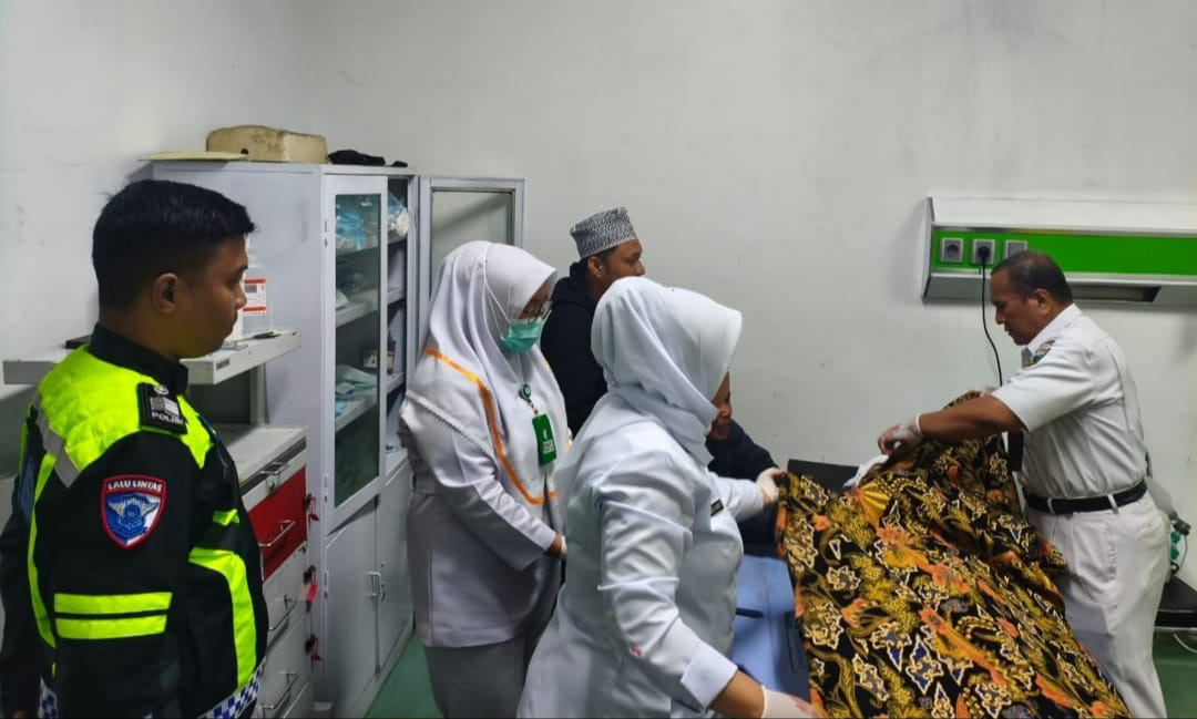 Pelajar 16 tahun tewas setelah motornya terpental akibat melindas lubang di Jalan Padangpanjang&ndash;Batusangkar. Polisi lakukan olah TKP dan amankan barang bukti.