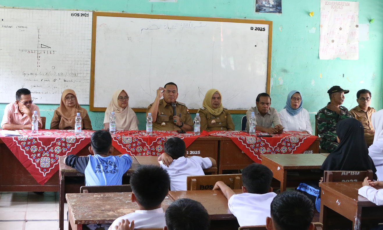 Wali Kota Pariaman Yota Balad panggil siswa SMPN 7 usai video perkelahian viral, memberi peringatan tegas dan instruksi penertiban pelajar di luar jam sekolah.