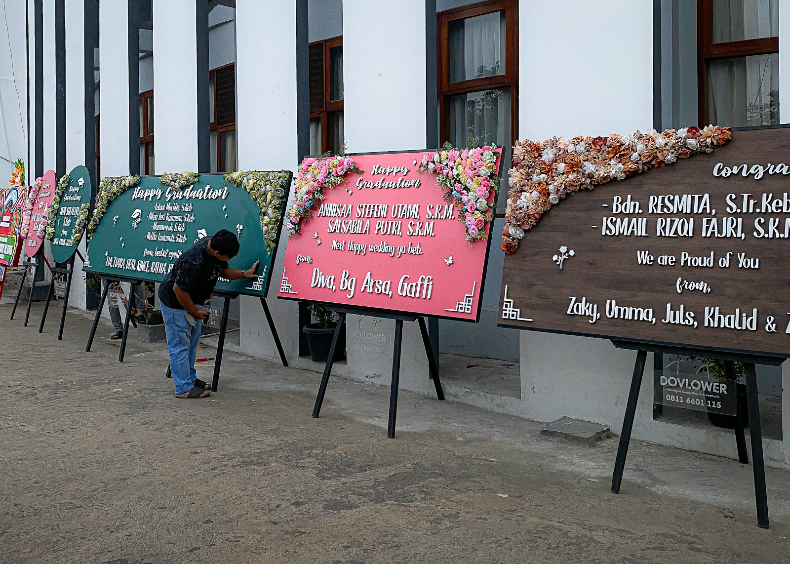 Brand florist Dovlower terus memperluas jangkauan layanannya di Sumatera Barat. Setelah berdiri di Kabupaten Lima Puluh Kota, Dovlower kini resmi hadir di Kota Padang.