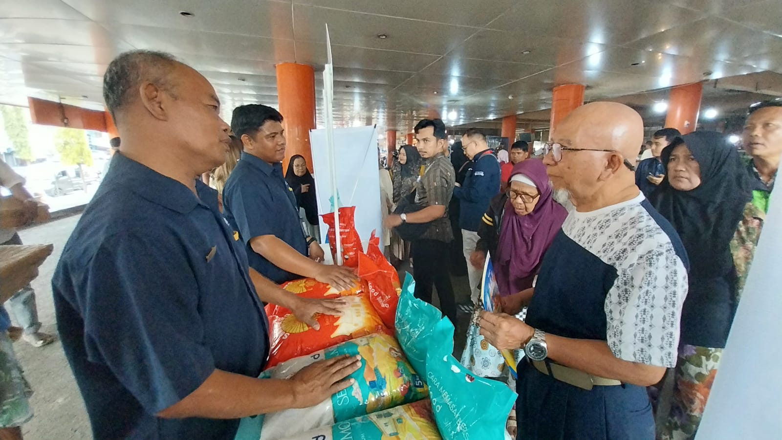Bank Indonesia Perwakilan Provinsi Sumatera Barat menggelar kegiatan penukaran uang Rupiah yang dipadukan dengan program penjualan beras murah di Blok III Pasar Raya Padang, Selasa (20/1).