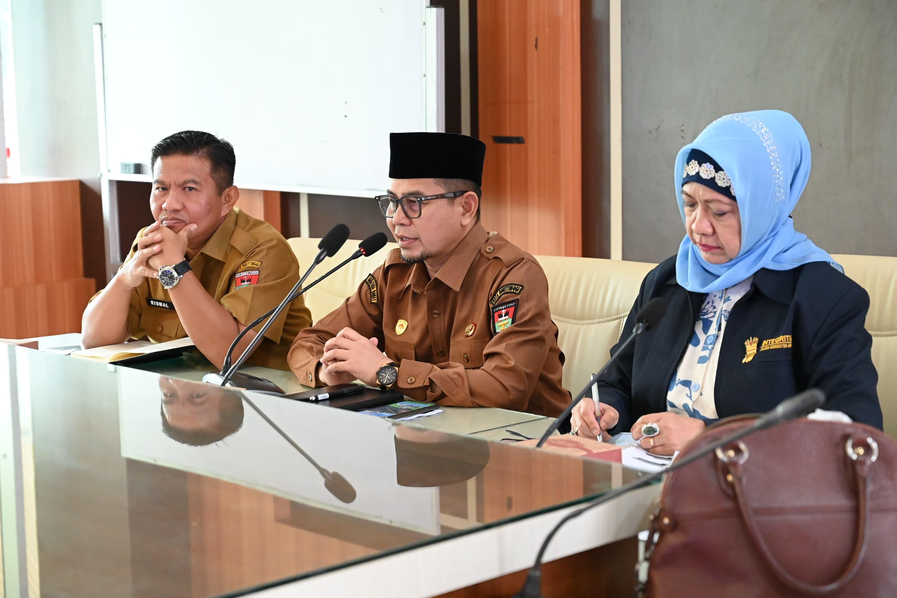 Wakil Wali Kota Bukittinggi Ibnu Asis dalam rapat persiapan IMLF ke-4 di Balai Kota Bukittinggi, Senin (19/1).