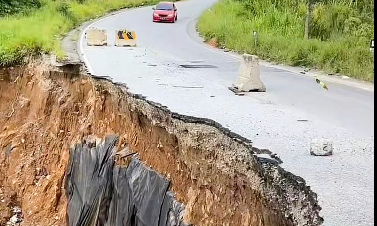 Jalan lintas Solok&ndash;Padang di Koto Gaek Guguak longsor dan diberlakukan sistem satu arah. Pemprov Sumbar siapkan jalur alternatif.