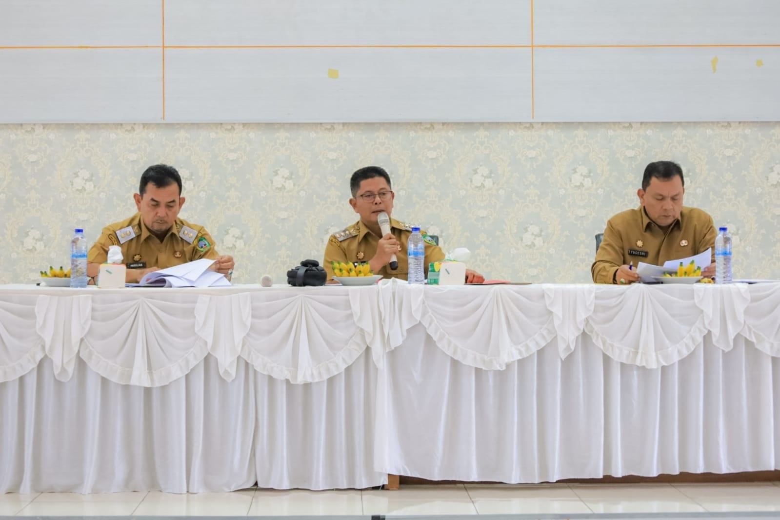 Bupati Pasaman Welly Suhery saat memimpin Rapat Evaluasi Kinerja Pemerintah Daerah Kabupaten Pasaman.