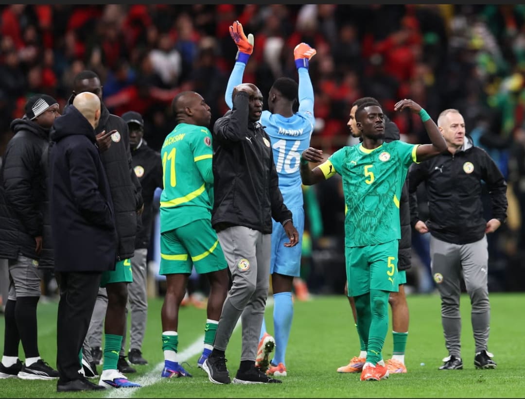 Sejumlah pemain Senegal meninggalkan lapangan sebagai bentuk protes atas pemberian penalti di waktu tambahan kepada Maroko.(Foto: Reuters)