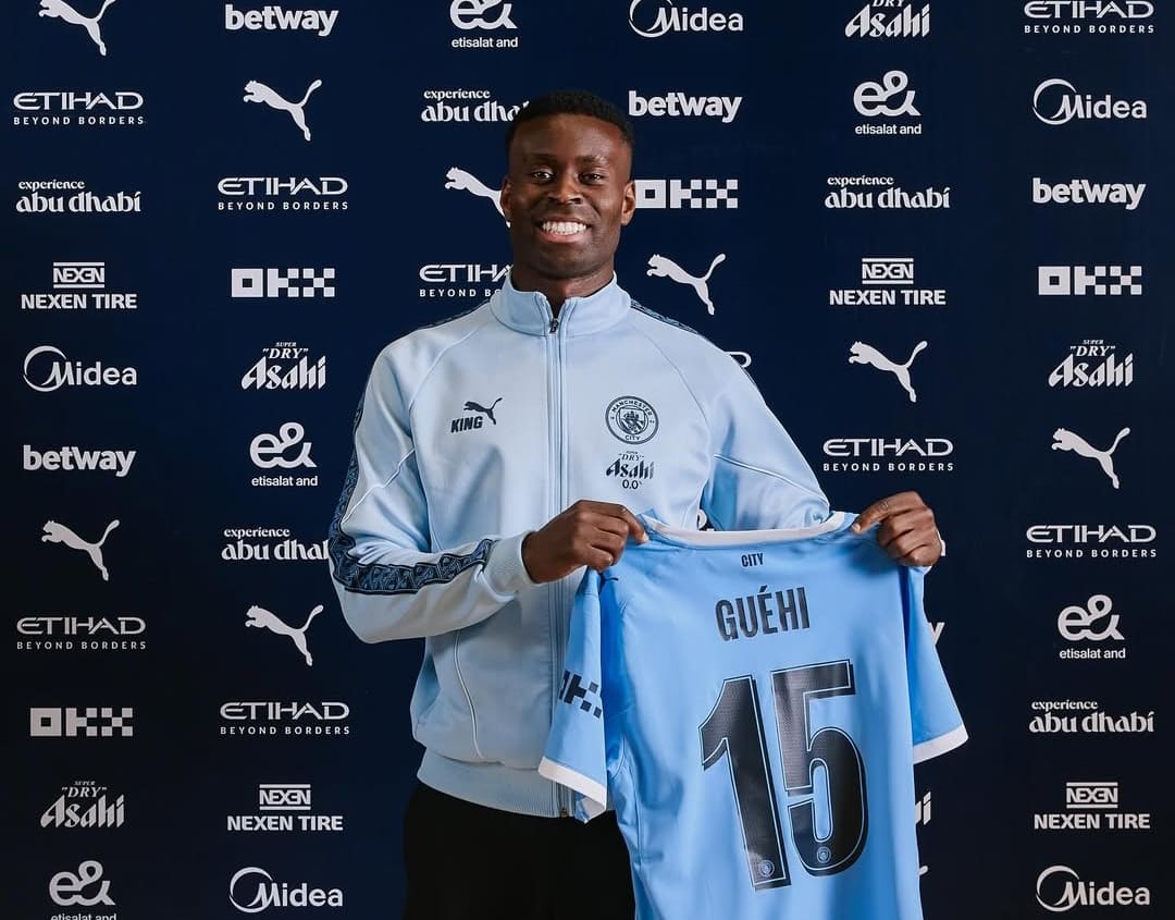 Marc Guehi resmi diperkenalkan sebagai rekrutan baru Manchester City setelah meneken kontrak lima setengah tahun di Etihad Stadium. (Foto: IG @mancity)