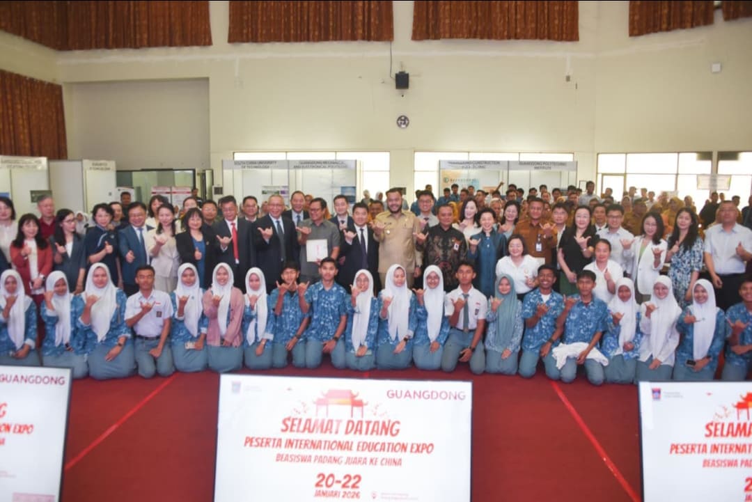 Wali Kota Padang Fadly Amran bersama siswa SMA/SMK saat buka International Education Expo Beasiswa Padang Juara ke Tiongkok, Selasa (20/1/2026).(Foto: Prokopim)