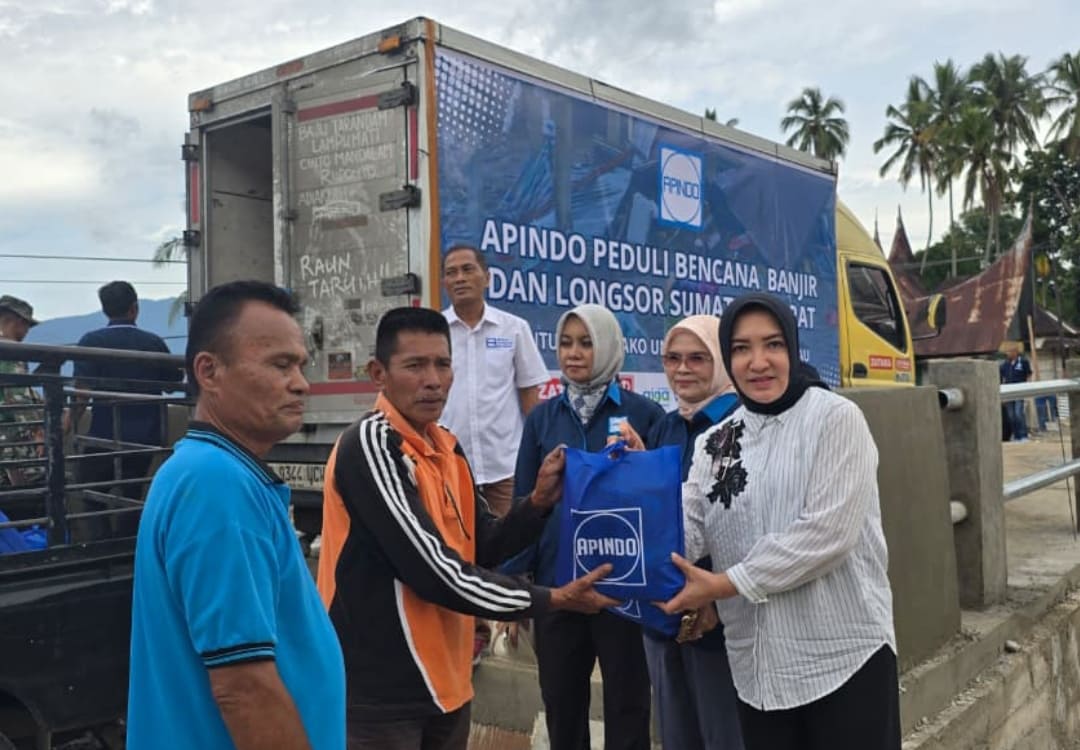 Ketua DPP Apindo Sumbar, Rina Pangeran, didampingi pengurus, menyalurkan bantuan sembako di Pasar Maninjau sebagai bentuk solidaritas dunia usaha.(Foto: Mhd Nazir Fahmi)