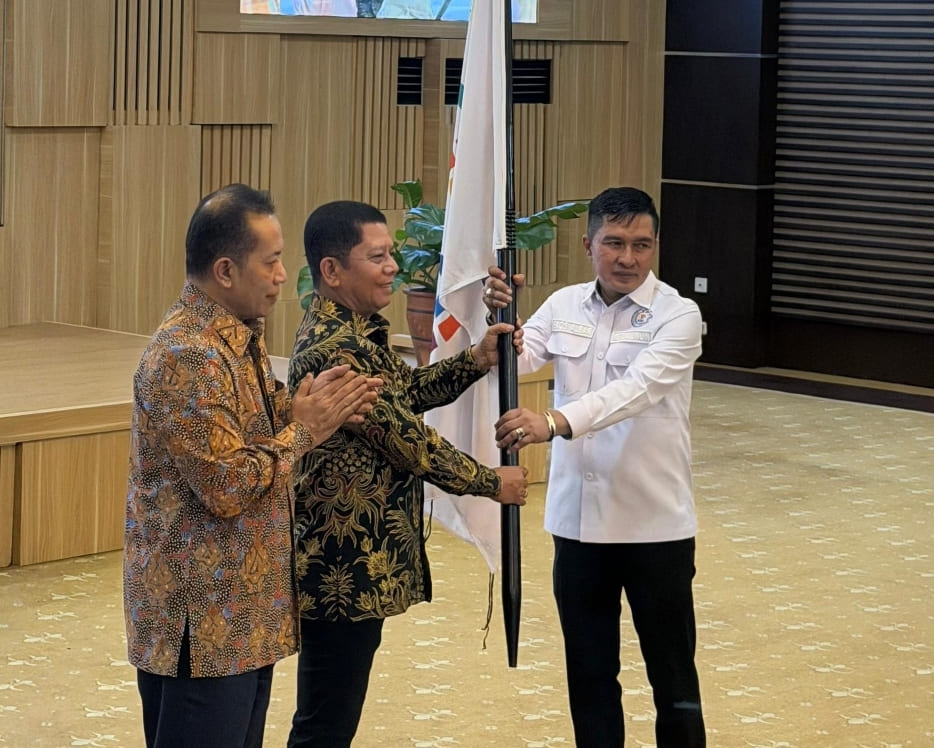 Menkop Fery Joko Juliantono melantik Ekos Albar sebagai Ketua Umum DPP IKA Ikopin, dukung pengembangan koperasi alumni.(Foto: IST)