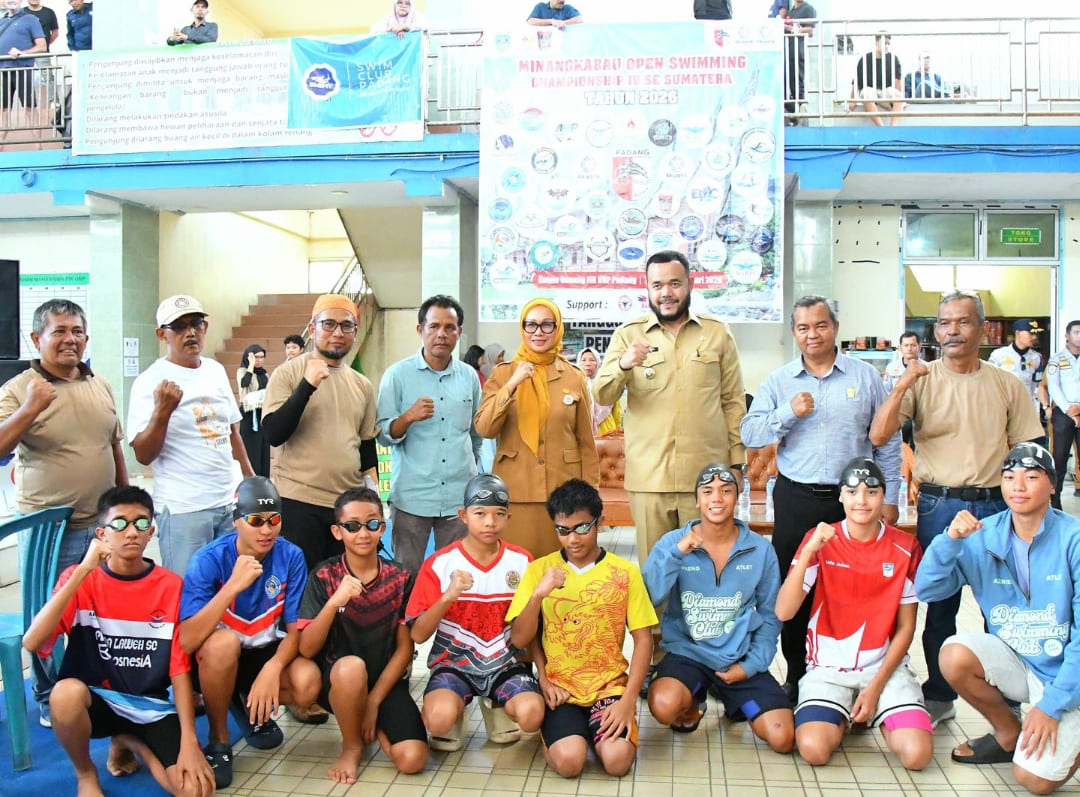 Wali Kota Padang Fadly Amran bersama para peserta Minangkabau Open Swimming Championship 2026 di UNP.(Foto: Prokopim)