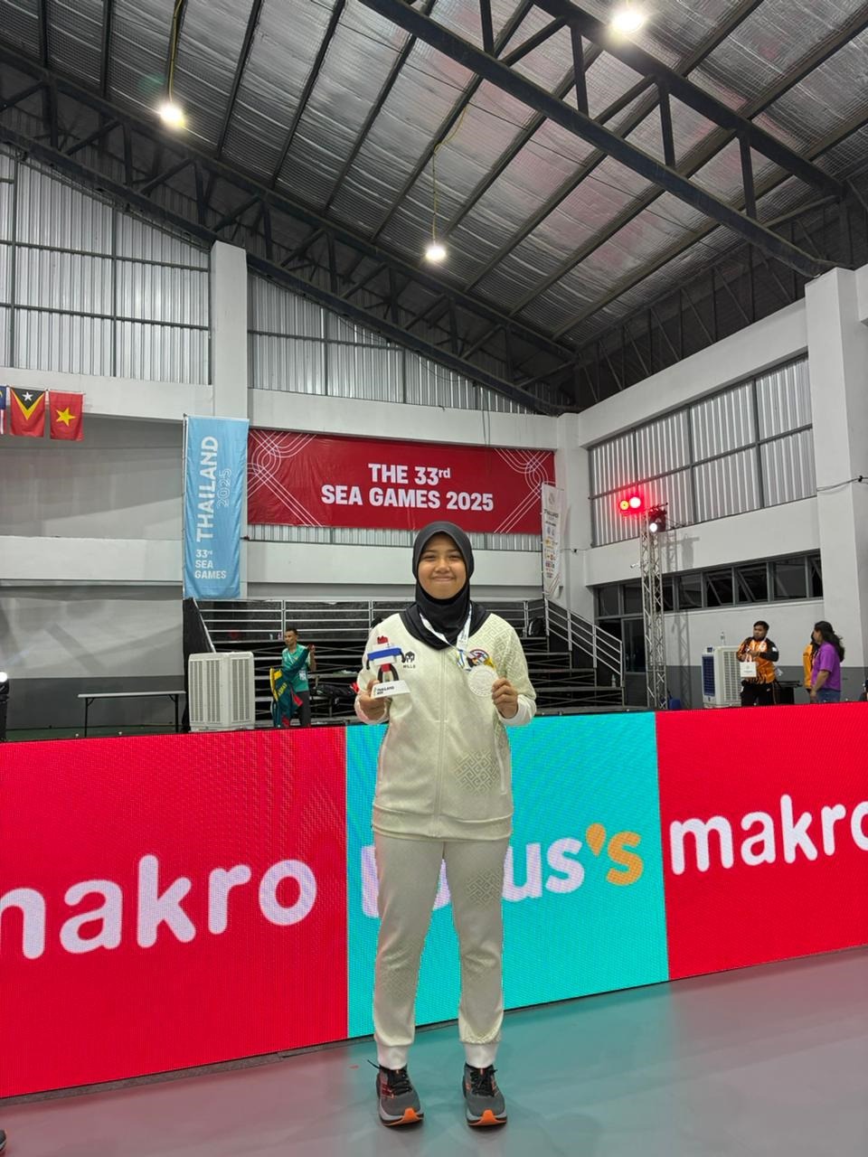 Zikhra Dwi Putri saat memperlihatkan medali perak Tunggal Putri Teqball SEA Games 2025 di Thailand beberapa waktu lalu.
