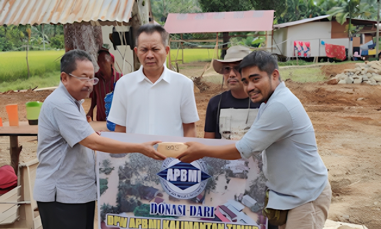 APBMI Sumbar salurkan bantuan Rp30 juta dari APBMI Kaltim untuk korban banjir bandang Batu Busuk Padang, fokus huntara dan air bersih.