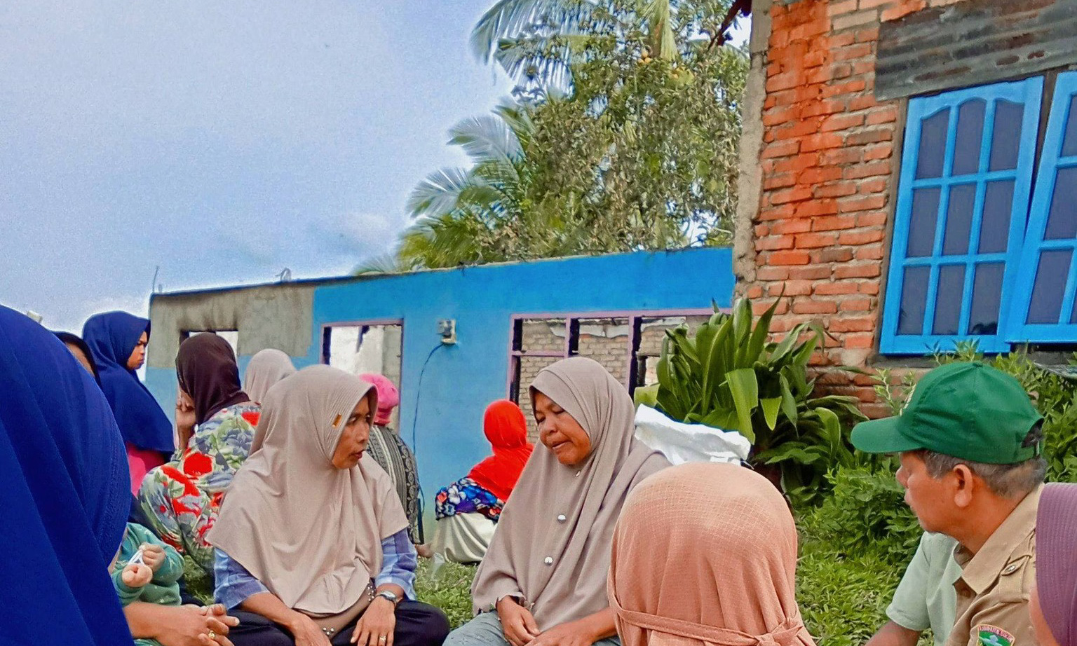 Warga korban kebakaran di Jorong Kunik Bolai, Nagari Sulit Air, Kecamatan X Koto Di Atas, Kabupaten Solok, terbakar habis Senin dinihari (19/1/2026).
