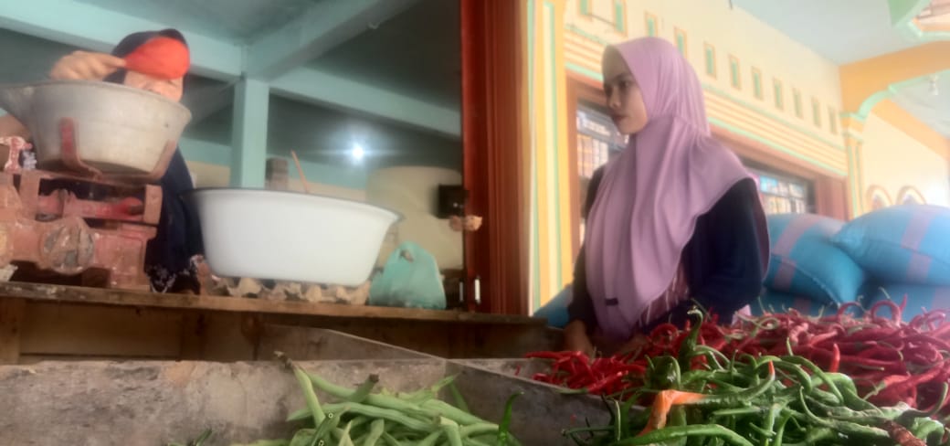 PASAR TRADISIONAL: Seorang ibu rumah tangga saat berbelanja kebutuhan dapur di pasar Tiku beberapa waktu lalu.(PUTRA/PADEK)