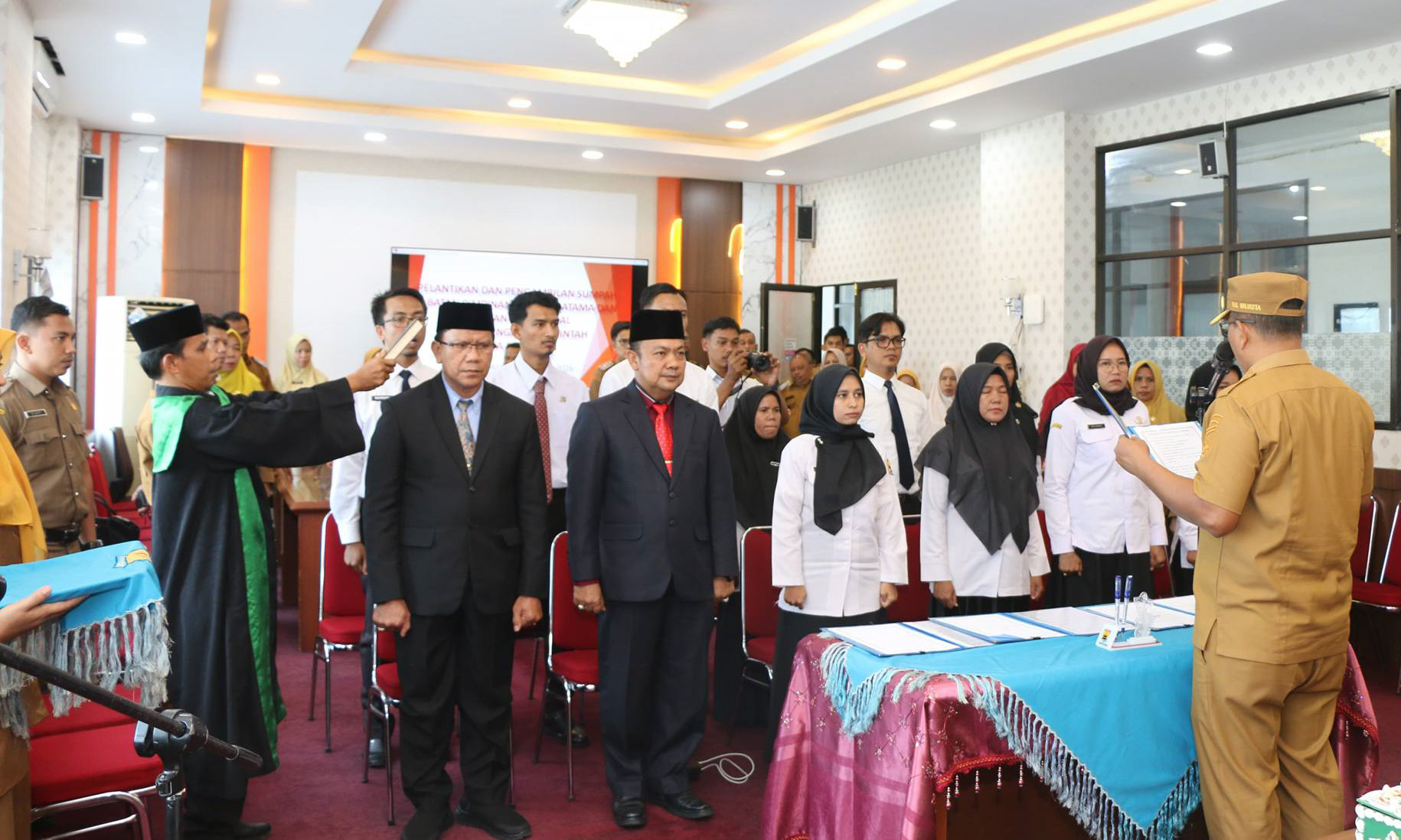 Wawako Pariaman Mulyadi melantik 2 pejabat Eselon II, 11 pejabat fungsional, dan 1 pengawas di Pemko Pariaman, Selasa (20/1/2026).