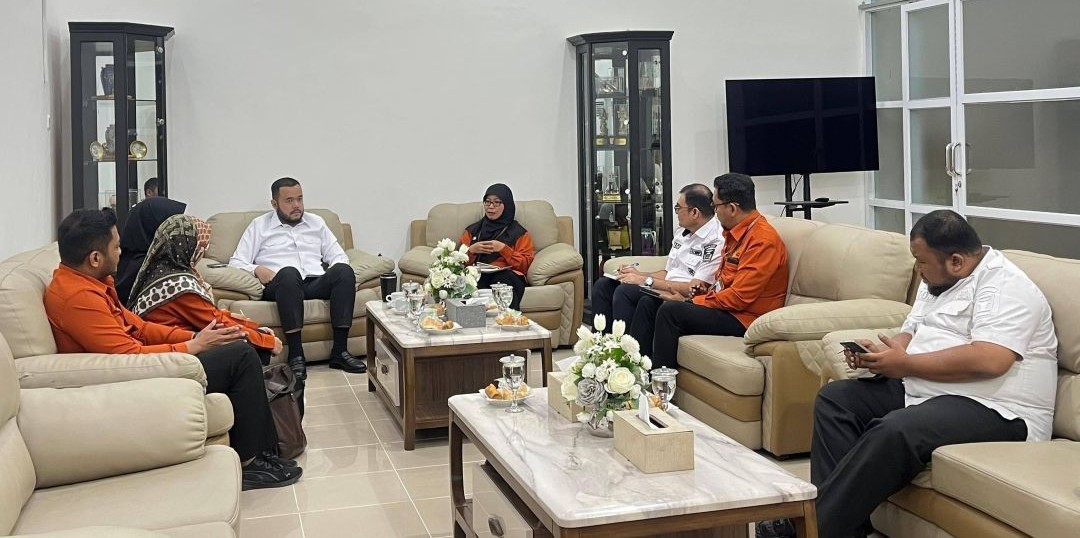 Wali Kota Padang, Fadly Amran saat menerima audiensi jajaran BPS Padang di Kediaman Resmi Wali Kota, Rabu (21/1/2026).