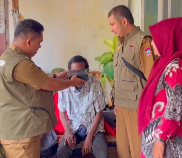 ODGJ di Gunung Pangilun akhirnya bisa berobat setelah Disdukcapil membantu pembuatan KTP langsung di rumahnya.