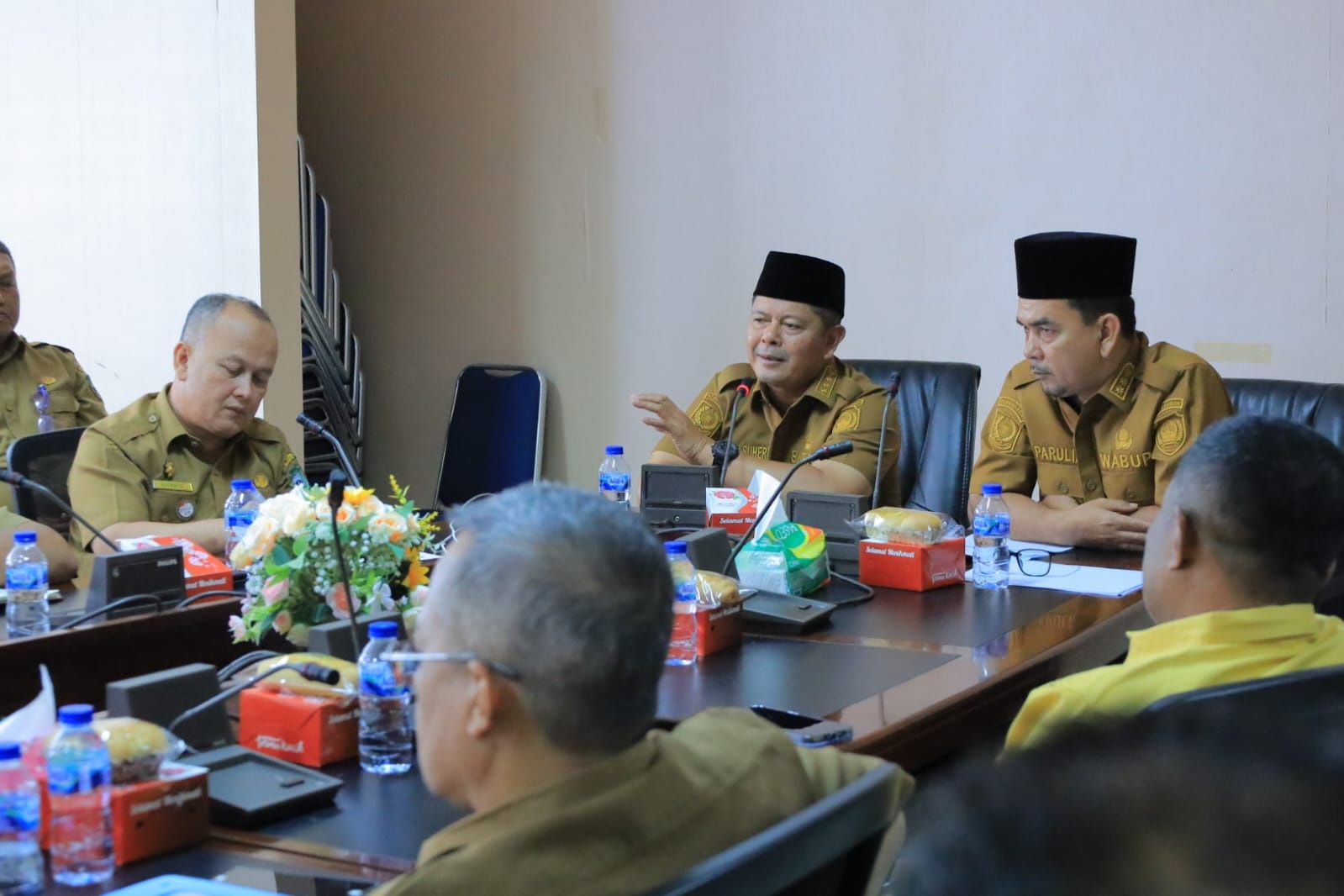 Bupati Pasaman Welly Suhery didampingi Wakil Bupati Parulian saat memimpin rapat kerja dengan jajaran PT Medco, Selasa (20/1).