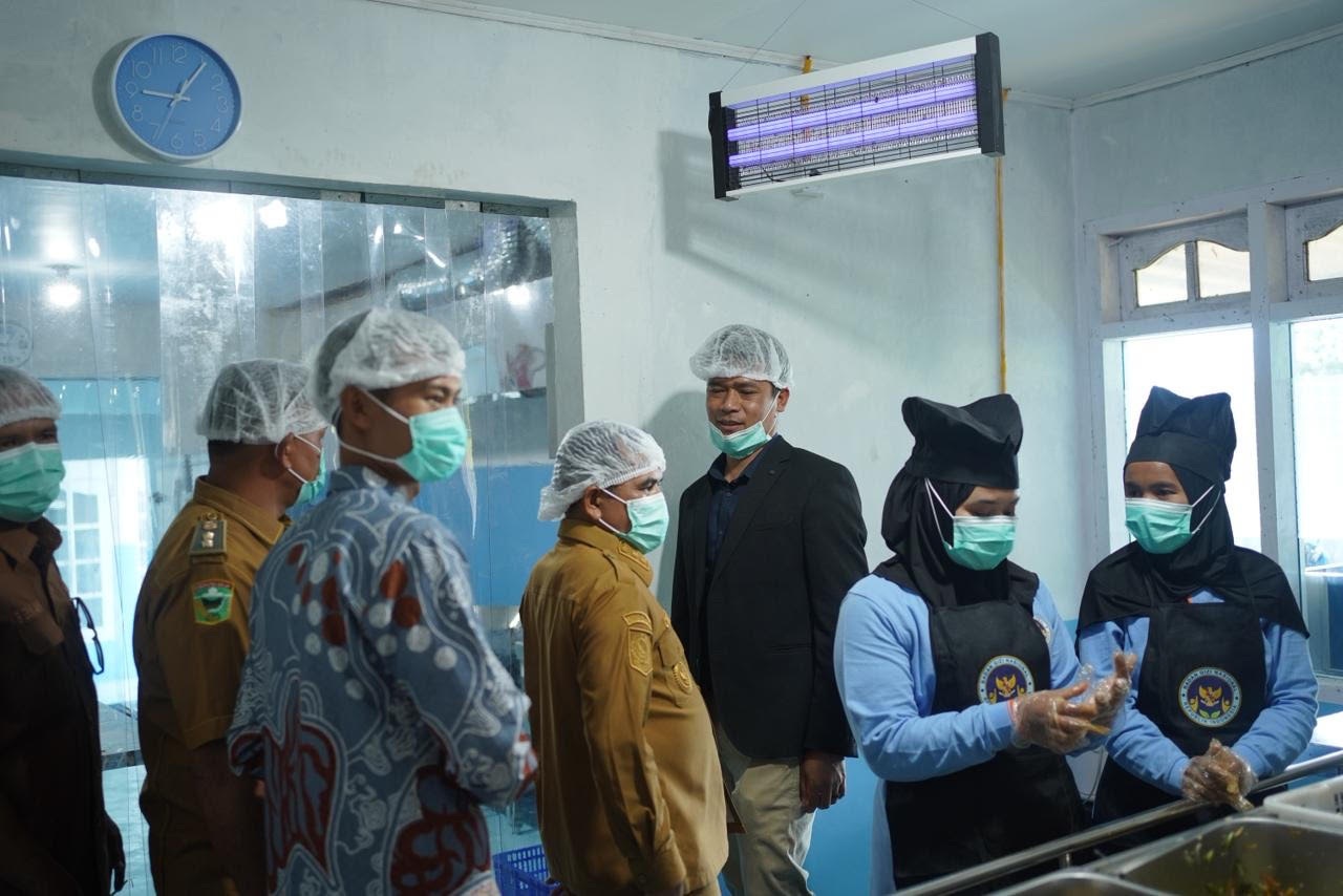 Wakil Bupati Solok, H. Candra meninjau operasional Satuan Pelayanan Pemenuhan Gizi (SPPG) Sariak Alahan Tigo, Senin (19/1).