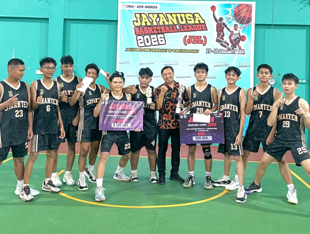 Ketua STMIK Jayanusa, Imam Gunawan, S.Kom, M.Kom bersama peraih Juara I Jayanusa Basketball League 2026, Selasa (20/1/2026). (Foto: Randi/Padek)