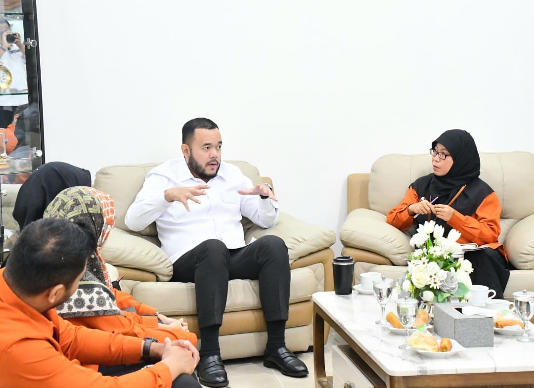 Wali Kota Padang, Fadly Amran menerima audiensi Kepala BPS Kota Padang, Dessi Febriyanti, di Kediaman Resmi Wali Kota, Rabu (21/1/2026).(Foto: Prokopim)
