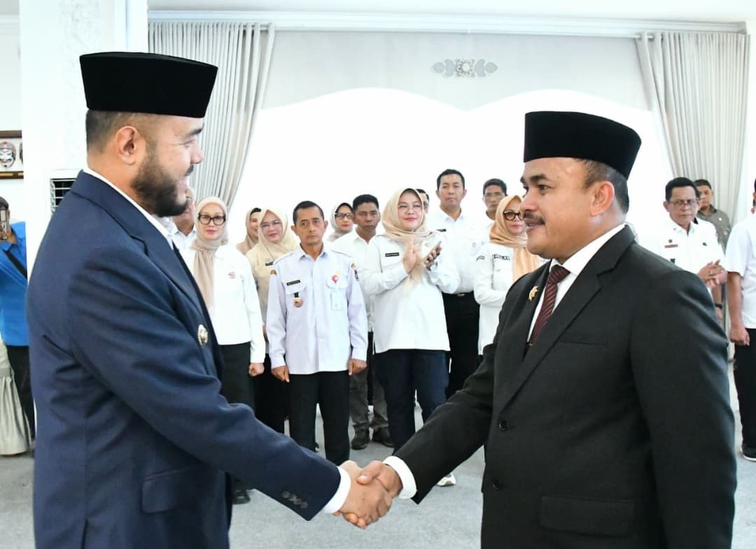 Wali Kota Padang, Fadly Amran, resmi melantik Raju Minropa sebagai Pj Sekda di Gedung Putih Kediaman Resmi Wali Kota, Rabu (21/1/2026).(Foto: Prokopim)