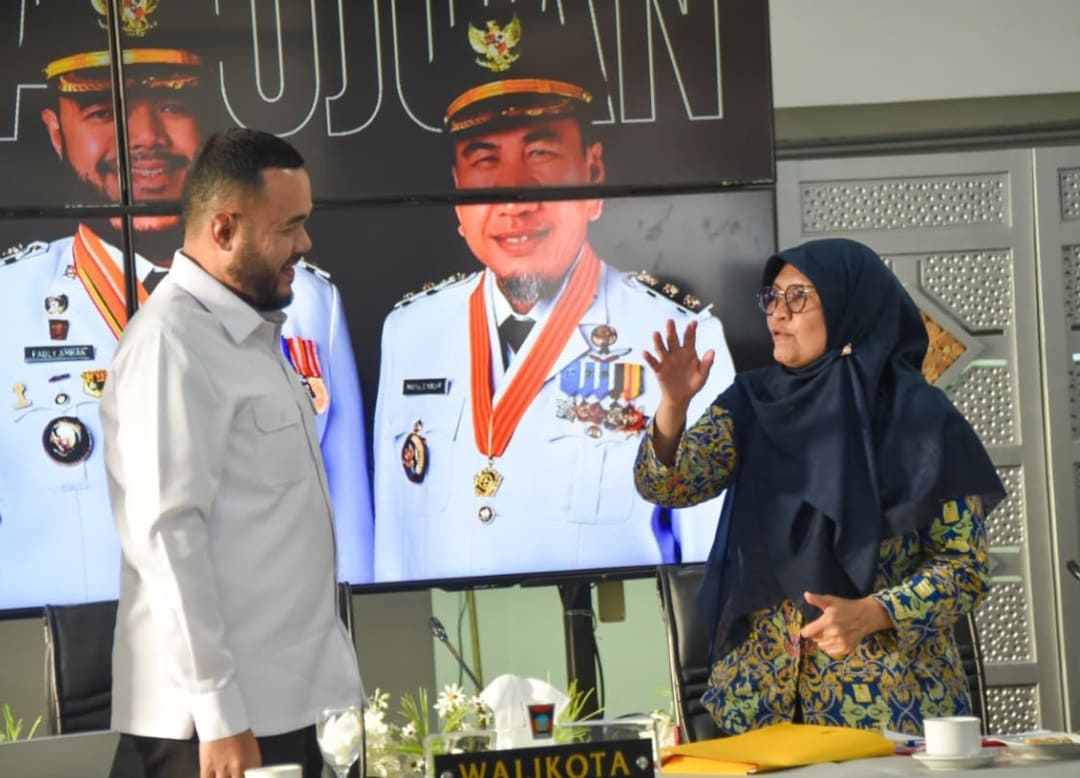 Wali Kota Padang Fadly Amran saat bertemu Kepala BPBPK Sumbar Maria Doeni Isa bahas 228 sumur bor untuk mengatasi krisis air bersih pascabencana.(Foto: Prokopim)