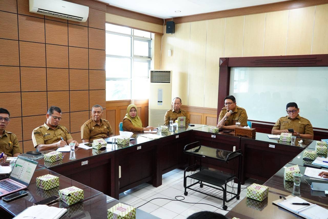 Wakil Bupati Tanahdatar Ahmad Fadly memimpin rapat pembahasan mekanisme perubahan bantuan UHC menjadi Bansos Kesehatan di Aula Sekretariat Daerah, Pagaruyung, Senin (19/1).
