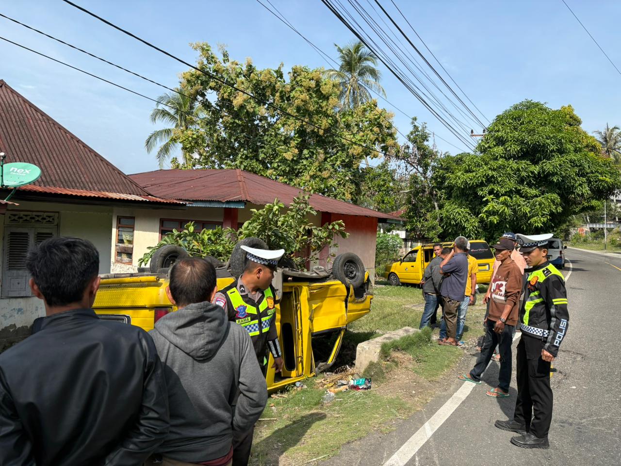 Petugas kepolisian dari Satlantas Polres Tanahdatar melakukan olah TKP kecelakaan di Jalan Raya Nagari Simawang, Kecamatan Rambatan, Rabu (21/1/2026).