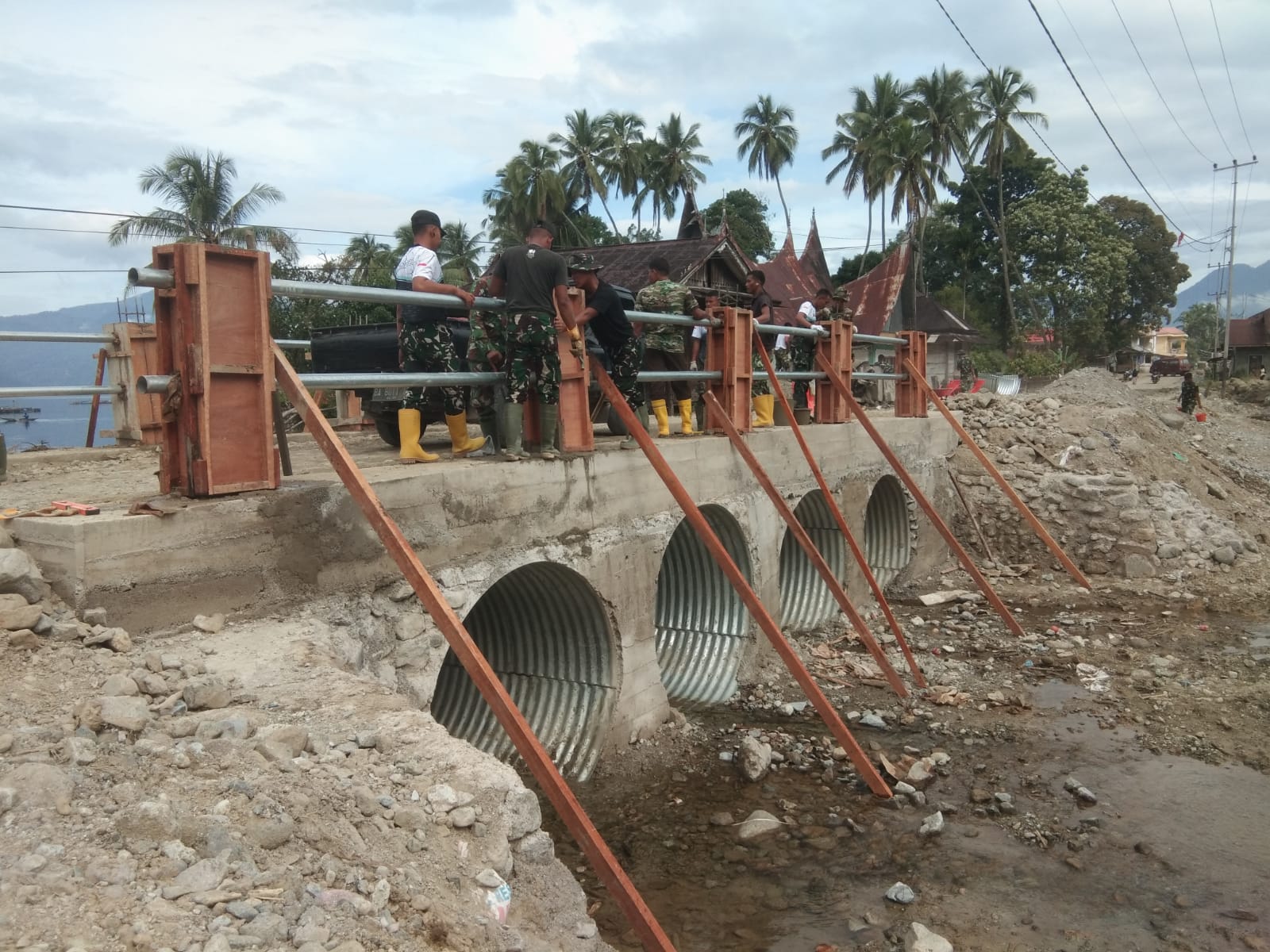 HAMPIR RAMPUNG: Pengerjaan jembatan armco di Bancah, Maninjau, Tanjungraya, sepanjang 13 meter sudah mencapai progres 85 persen.