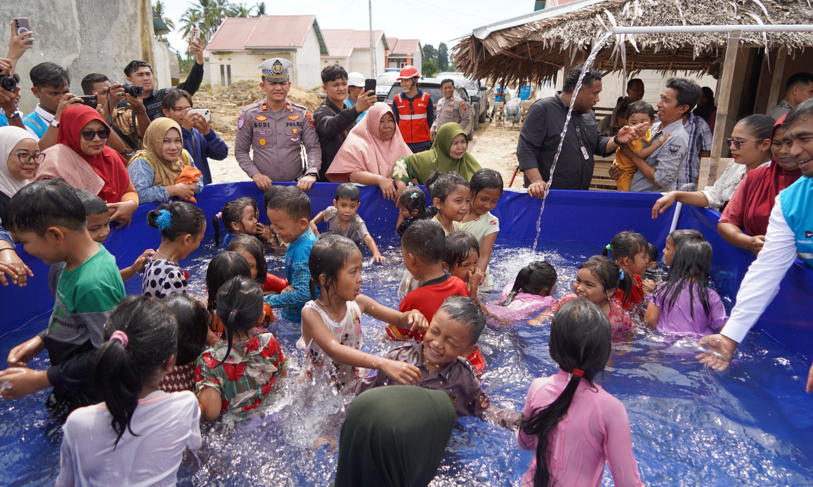 PLN Group bersama Polda Sumbar meresmikan program air bersih di Padangpariaman untuk mendukung akses air layak dan peningkatan kualitas hidup masyarakat.