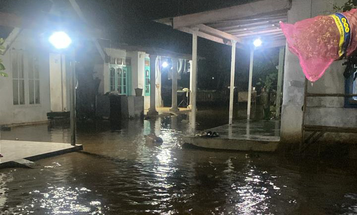 BNPB mencatat banjir dan angin kencang di sejumlah daerah pada 20&ndash;21 Januari 2026, ribuan KK terdampak di Jabar, Jatim, dan NTB.