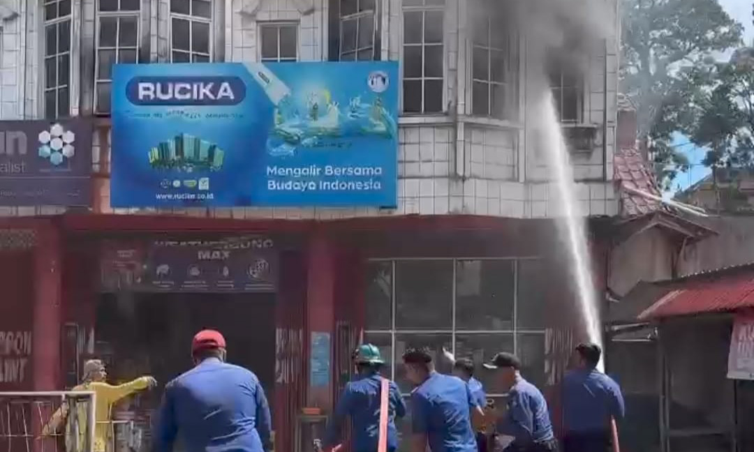 Kebakaran melanda toko di Jalan Soekarno Hatta Bukittinggi, Rabu siang. Gudang material lantai dua terbakar, api padam dalam 30 menit.