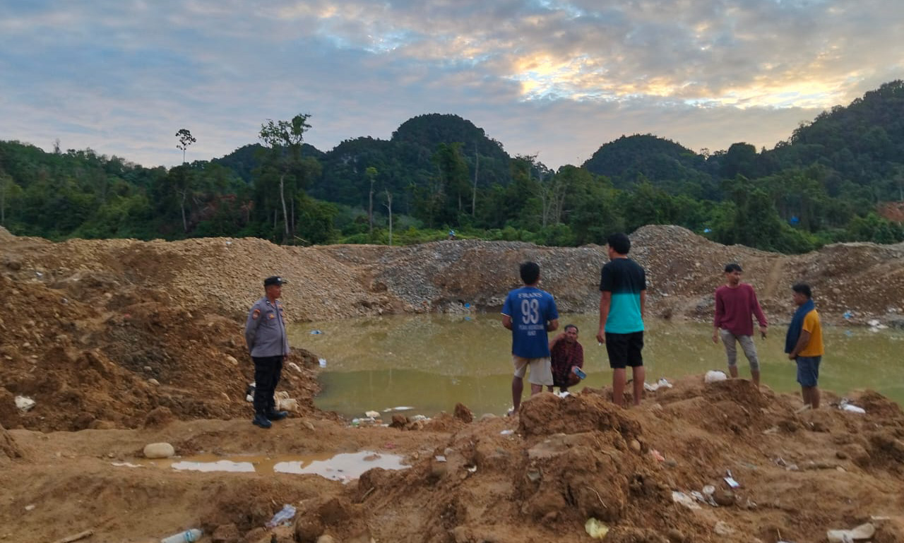 Salah satu aktivitas tambang emas tanpa izin di Solok Selatan, Sumatera Barat. (dok)