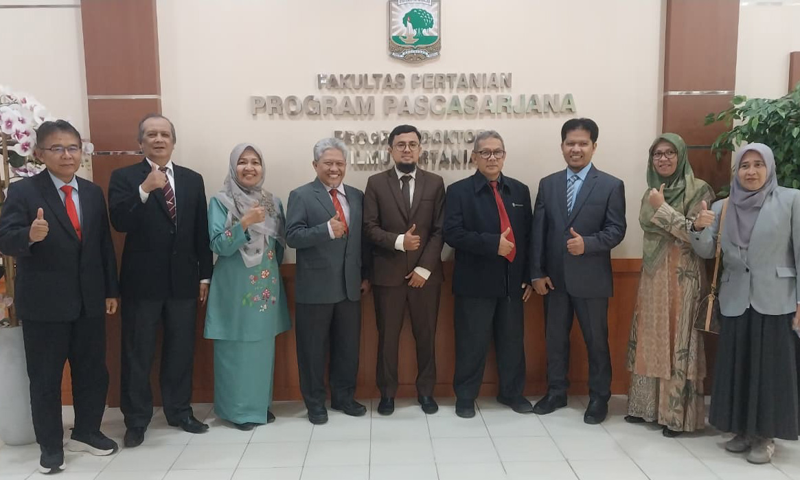 Dr Fakhruzy bersama tim pembimbing, dan dewan penguji ujian Disertasi tertutup di Gedung Program Doktoral Fakultas Pertanian Unand Padang, Rabu (21/1/2026). (Foto: Mengki/Padeks)