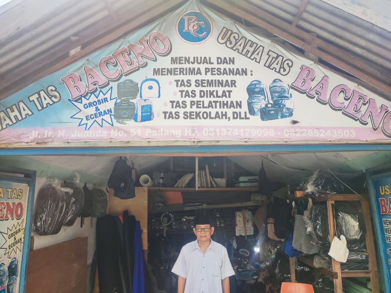 Anasrizal, pemilik usaha Tas Baceno, berada di depan tokonnya.
