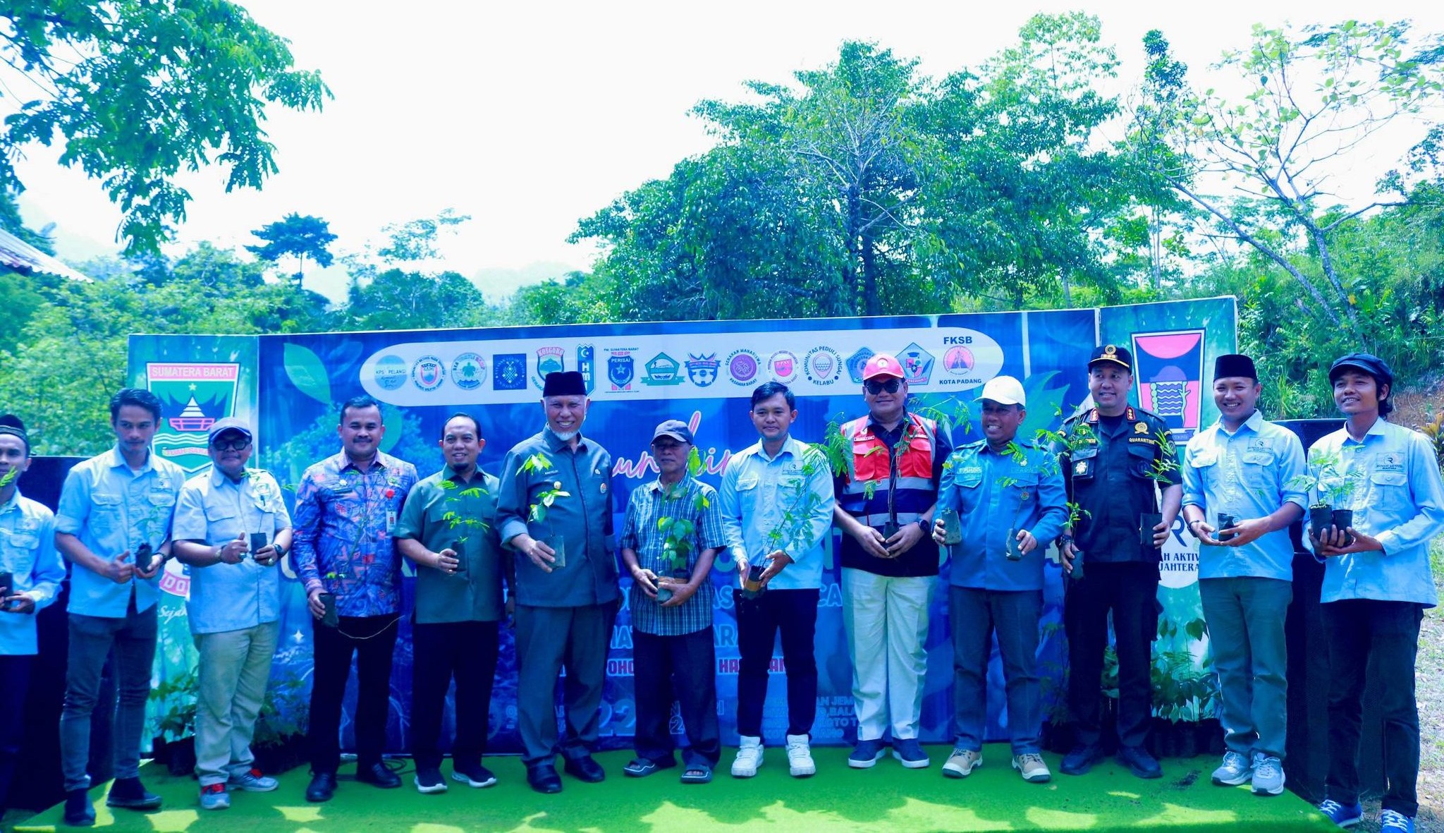 Penanaman perdana Gerakan Sejuta Pohon untuk Sumbar di Pemandian Jembatan Sitapuang, Kelurahan Balai Gadang, Kecamatan Koto Tangah, Kamis (22/1/2026).