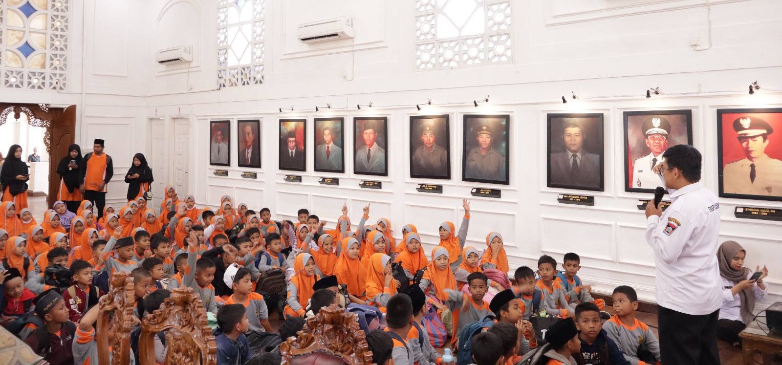 SD Alam Unggul Tahfizh Raudhatul Ilmi Padang Pariaman mengunjungi Museum dan Galeri Arsip Statis Kota Padang, Rabu (21/1/2026).