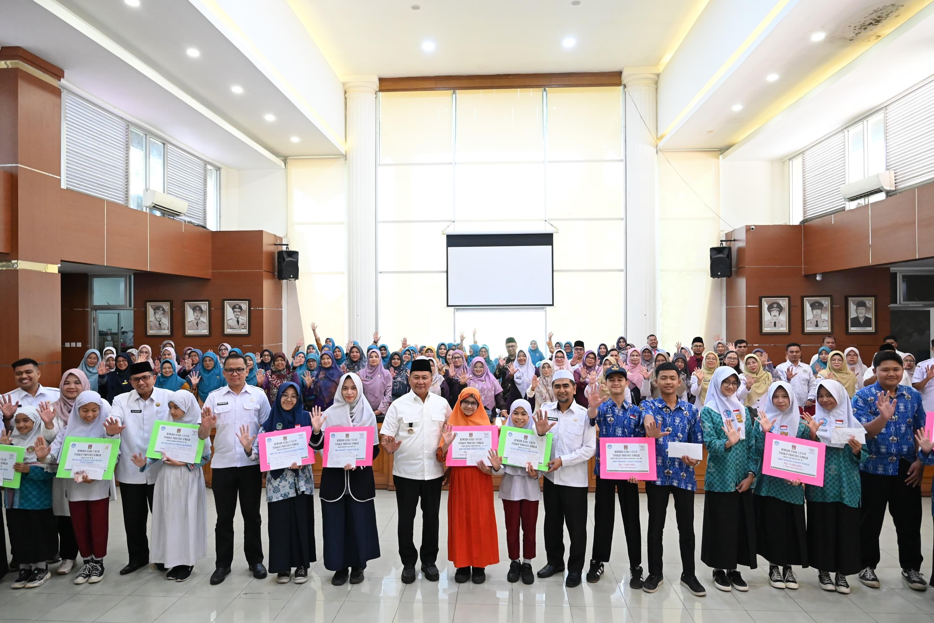 Wali Kota Bukittinggi Ramlan Nurmatias memberikan reward kepada siswa berprestasi tingkat propinsi dan nasional, Rabu (21/1).