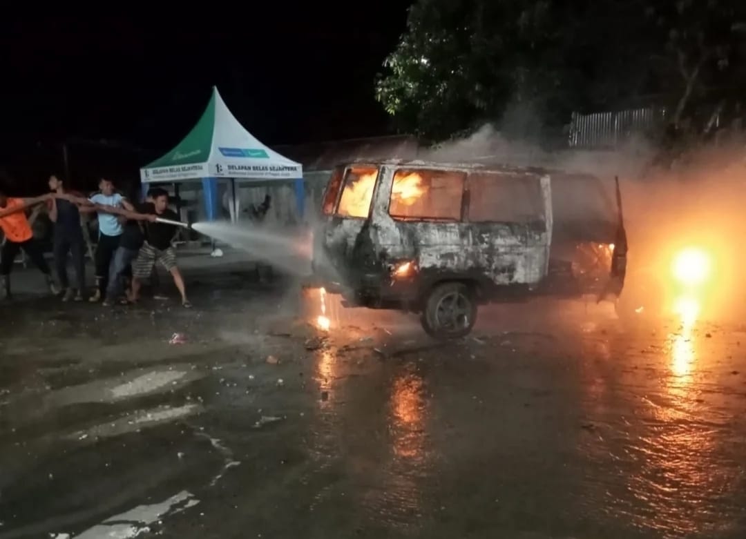 Mobil Kijang Super terbakar saat isi BBM di SPBU Ujung Gading Pasaman Barat, Rabu malam. Diduga korsleting.