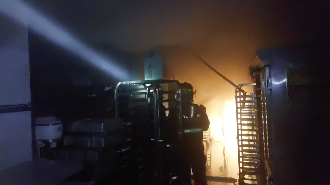 Kebakaran ruko Indonesian Bakery di Padang Selatan terjadi Kamis dini hari.