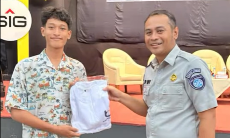 Kepala Subbagian Pelayanan Santunan PT Jasa Raharja Kanwil Sumbar, Dwi Aprianto, pada kampanye Safety Riding Bulan K3 Nasional di GSG PT Semen Padang, Kota Padang, Rabu (21/1/2026).