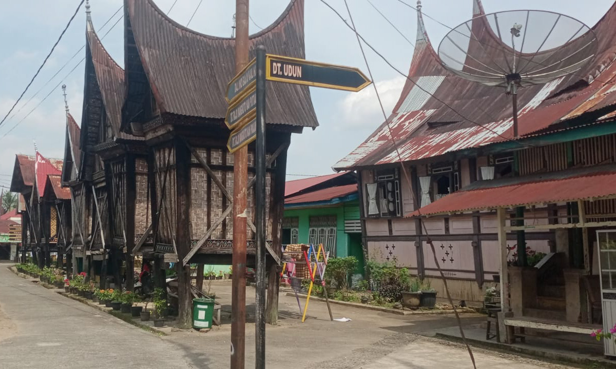 Suasana kampung adat Balai Kaliki, Koto Nan Godang, Kota Payakumbuh, yang masih mempertahankan bangunan lama dan rumah adat. (Foto: Irfan/Padeks)