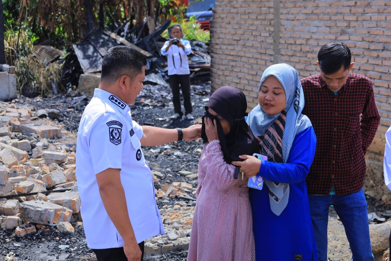 Bupati Pasaman Welly Suhery saat mengunjungi korban kebakaran Yusraini, 63 di Andilan, Kecamatan Duokoto.