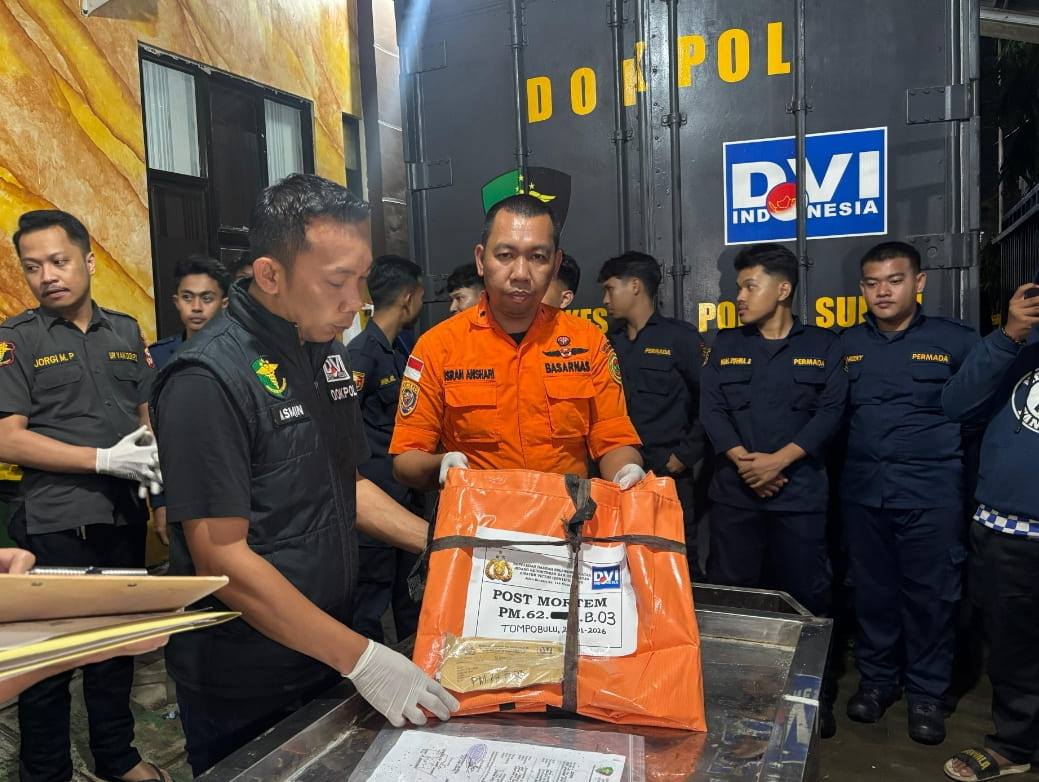 Tim SAR gabungan menyerahkan body part korban kecelakaan pesawat ATR 42-500 kepada tim DVI RS Bhayangkara untuk proses identifikasi.(Foto: Basarnas)