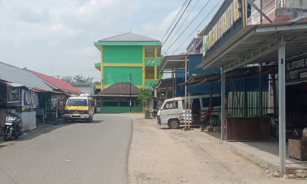 Terminal Sago Petak Payakumbuh sepi aktivitas angkutan, sebagian area beralih fungsi menjadi lapak pedagang seiring menurunnya peran angkutan kota di pusat kota. (Foto: Irfan/Padeks)