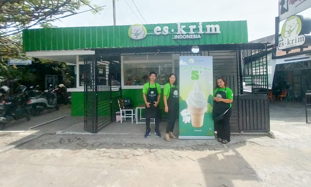 Eskrim Indonesia resmi membuka gerai pertamanya di Padang, berlokasi di Jalan Hos Cokroaminoto, menawarkan es krim dan minuman sejak Januari 2026. (Foto: Mengki/Padeks)