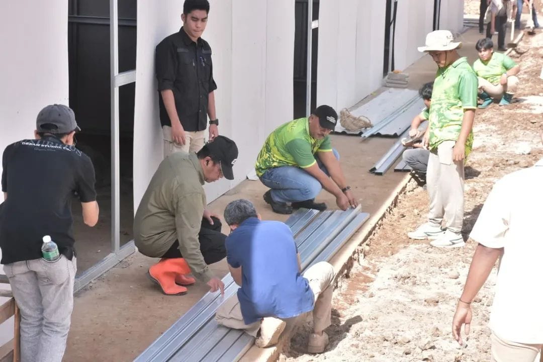 GOTONG ROYONG: Pemkab Agam mengerahkan ASN dari 28 Organisasi Perangkat Daerah (OPD) untuk membantu mempercepat penyelesaian Hunian Sementara (Huntara) di SDN 05 Kayupasak, Salarehaia, Rabu (21/1).