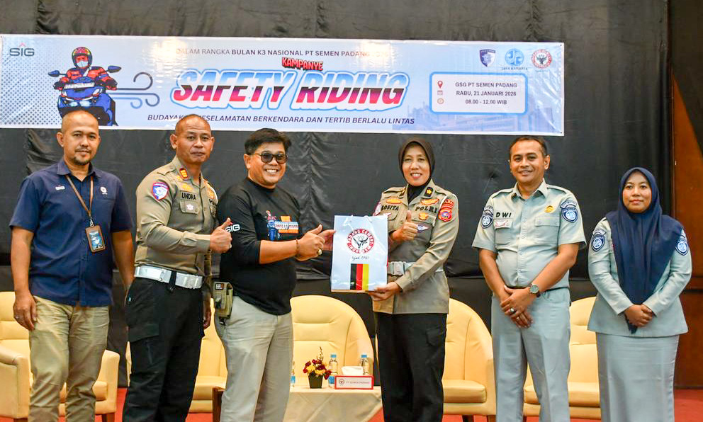 Ketua Panitia Kampanye Safety Riding PT Semen Padang, Jefri, serahkan bingkisan kepada Kompol Rosita Imelda Ifadi.
