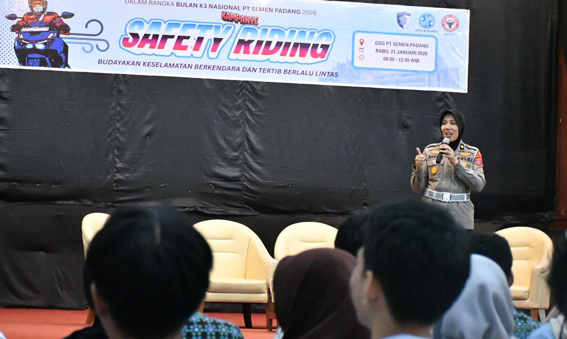 Kasubdit Kamsel Ditlantas Polda Sumbar Kompol Rosita Imelda Ifadi menyampaikan materi kampanye Safety Riding pada peringatan Bulan K3 Nasional yang digelar PT Semen Padang di GSG PT Semen Padang.