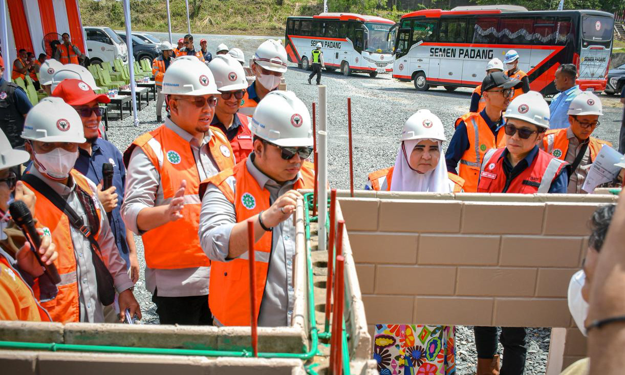 Komisi VI DPR RI meninjau pabrik SEPABLOCK PT Semen Padang untuk mendukung pembangunan 4.800 hunian tetap korban banjir bandang di Sumbar.